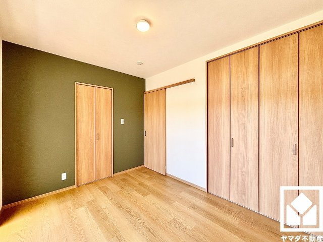 西宮市新甲陽町の子供部屋|約6帖の1階洋室です。アクセントクロスを取り入れたデザイン性の高い洋室で、リラックスしたひとときを過ごせます。