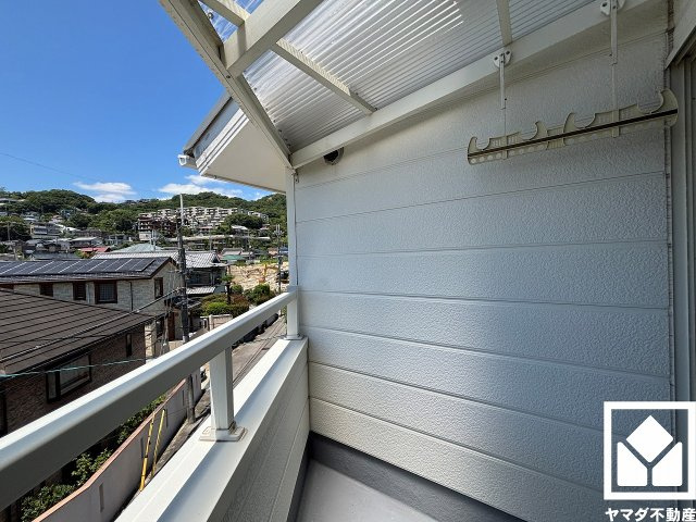 西宮市新甲陽町のバルコニー|南西向きベランダで陽当たり、風通し良好。屋根付きなので急な雨の日も洗濯物が濡れにくく便利です。