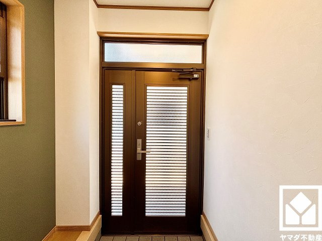 西宮市新甲陽町の玄関|玄関脇にはシューズボックスなどを設置しやすいスペースが確保されています。