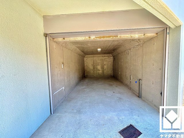 西宮市新甲陽町の駐車場|堀込車庫を1台分設置。重い荷物や雨の日の移動もスムーズで、快適なカーライフを実現。