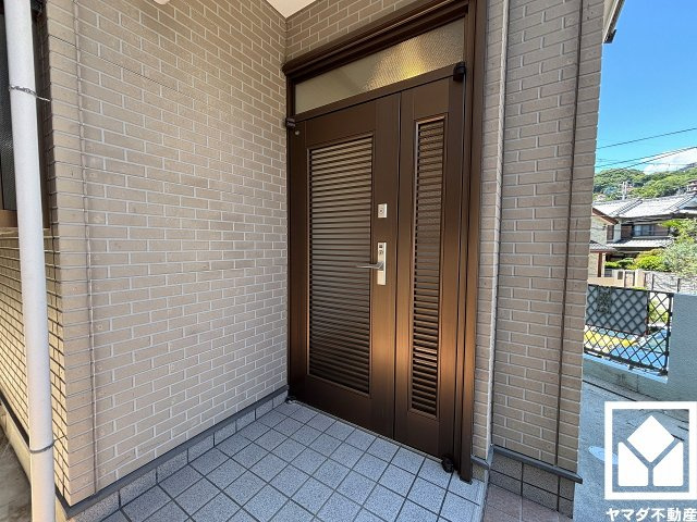 西宮市新甲陽町の玄関|ドアや欄間の採光窓から光が差し込み、外出時にも帰宅時にも、明るい気持ちになれる玄関です。