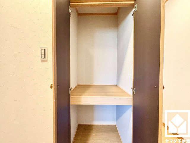 西宮市新甲陽町のその他|2階廊下やキッチンにも収納スペースがあり、住空間を広々お使いいただけます。日用品のストックなどもすっきり片付きます。
