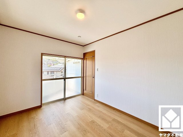 西宮市新甲陽町の洋室|約6帖の2階洋室です。バルコニーにつながるお部屋で、通風・陽当たり良好。全居室6帖以上のゆとりある居住空間​で、広々お使いいただけます。