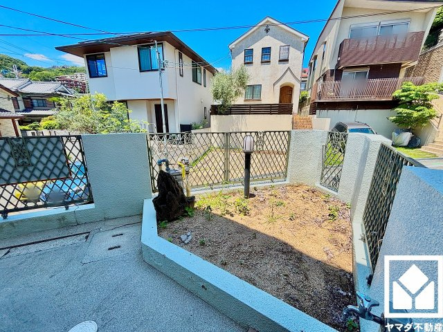 西宮市新甲陽町の庭|北側にもガーデニングを楽しむのにちょうど良いサイズのお庭が用意されており、玄関前を華やかに彩ることができます。