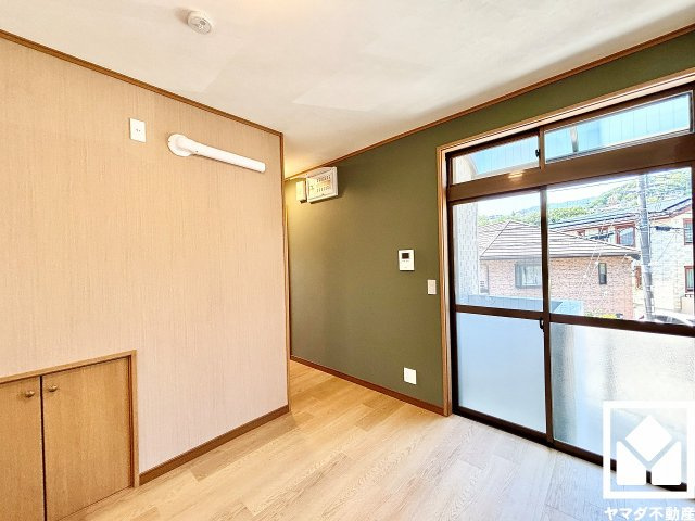 西宮市新甲陽町のキッチン|2面採光の窓から自然光を取り込む、開放感あふれる暮らし。隅々まで光が降り注ぎ、明るく心地の良い空間。