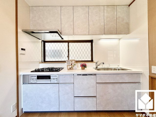 西宮市新甲陽町のキッチン|キッチンは空間を有効活用できる壁付けタイプ。窓がございますので、昼間は手元が明るく、お料理がはかどります。家族のごはん作りがもっとスムーズになる、便利な3口コンロ付き。