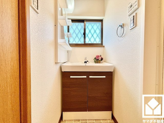 西宮市新甲陽町の独立洗面台|収納付きでスッキリお使い頂ける洗面台です。洗面ボウルが広めなので、忙しい朝でも身支度がしやすく時短になります。