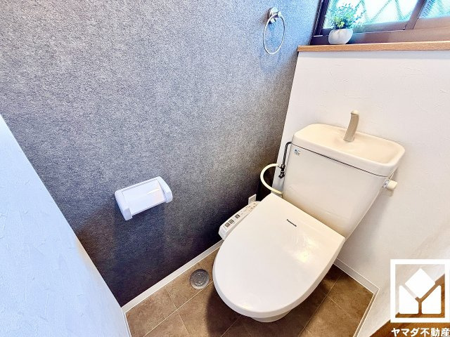 西宮市新甲陽町のトイレ|明るく清潔感溢れるトイレです。1階・2階の2か所に設置されているので、朝の忙しい時間帯も混雑を避けやすい間取りです。温水洗浄便座付きで、季節を問わずいつでも温かい便座をお使いいただけます。