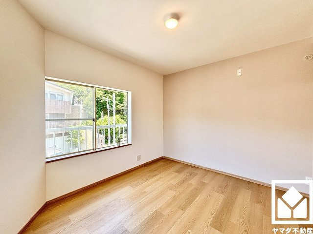 西宮市新甲陽町の寝室|約6.7帖の2階洋室です。全居室に窓がございます。明るい陽光がたっぷり差し込む心地よい生活空間です。