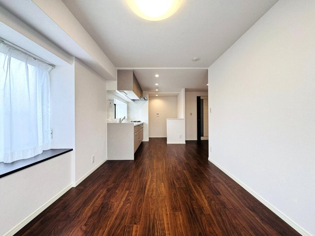 【居間・リビング】 | キャニオンビュー光が丘（成増店） | 南向きの角部屋につき明るい室内。