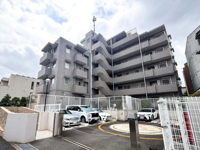 三軒茶屋南パークハウスの外観|ペット飼育可能な平成１４年築の耐震基準適合マンション、三軒茶屋南パークハウスは即日現地案内可能となっておりますので、お気軽にお問い合わせください！