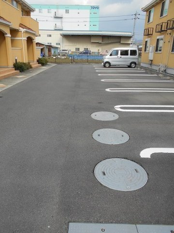 リスティ　ストロイエⅠの駐車場