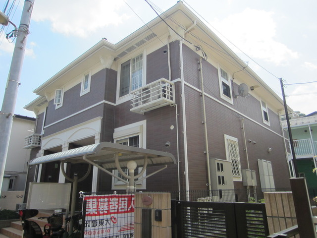 ブリッサのエントランス|閑静な住宅街に立地して住環境良好