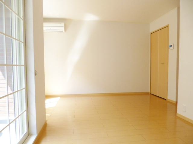 ブリッサの居間・リビング|奥行きのあるお部屋になっています☆