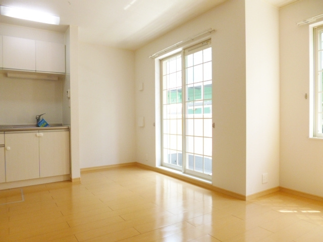ブリッサの居間・リビング|窓も多いので暖かいお部屋です♪