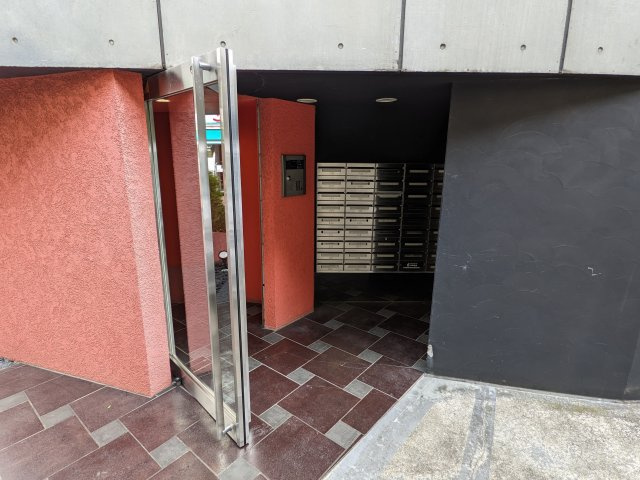 リュクス千歳船橋のエントランス