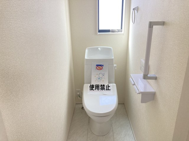 リーブルガーデンS第17渋川金井　４号棟のトイレ|【イメージ画像】トイレ1です。清潔感のある白を基調としています。
温水洗浄・便座暖房機能の付いた快適なトイレです☆