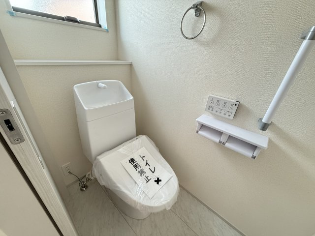 リーブルガーデンS第17渋川金井　４号棟（平屋）のトイレ|【イメージ画像】トイレ1です。清潔感のある白を基調としています。
温水洗浄・便座暖房機能の付いた快適なトイレです☆
