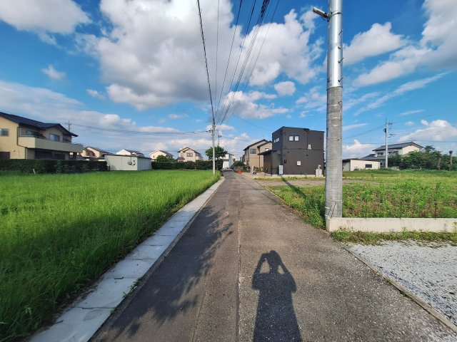 高崎市島野町サーファーズスタイルの家の前面道路含む現地写真|北側前面道路