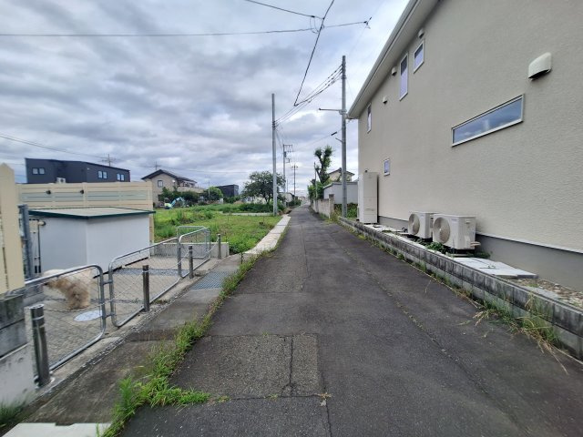 高崎市島野町サーファーズスタイルの家の前面道路含む現地写真|南側前面道路