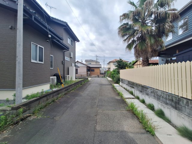 高崎市島野町サーファーズスタイルの家の前面道路含む現地写真|南側前面道路