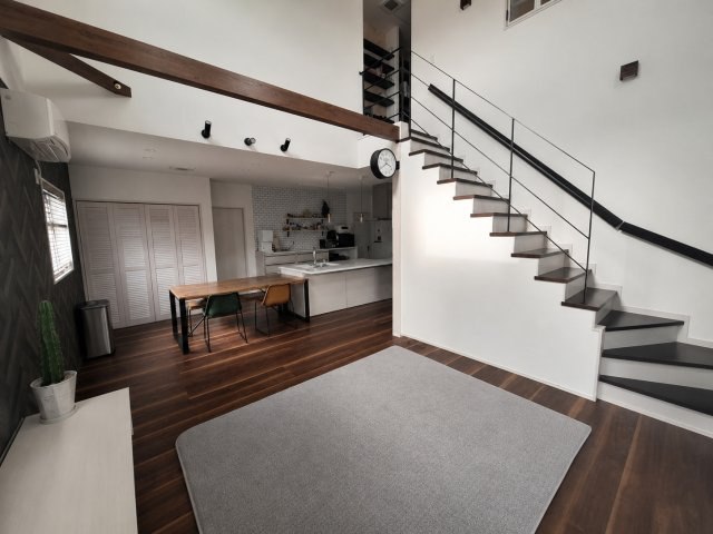 高崎市島野町サーファーズスタイルの家の居間・リビング|吹き抜けでリビング階段