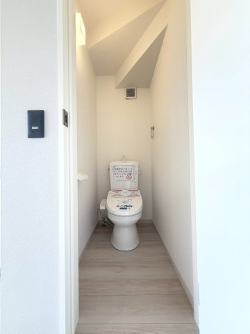 【新築戸建】札幌市東区北20条東20丁目3棟のトイレ|1階・2階に温水洗浄便座を設置。(2号棟)