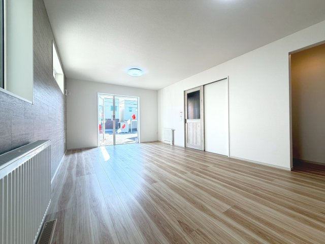 【新築戸建】札幌市東区北20条東20丁目3棟の居間・リビング|リビングが見渡せる対面キッチンを採用。