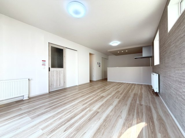 【新築戸建】札幌市東区北20条東20丁目3棟の居間・リビング|リビングが見渡せる対面キッチンを採用。