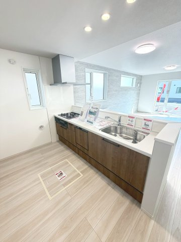 【新築戸建】札幌市東区北20条東20丁目3棟のキッチン|広々システムキッチンは、シンク・調理部分だけではなく、小物から大きな調理器具まで収納でき、出し入れもスムーズな収納充実プランを採用。床下収納あり。食洗器付！(2号棟)