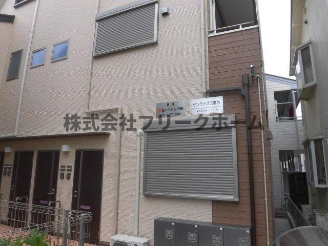 三鷹市井の頭１丁目のアパートのエントランス