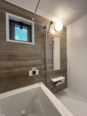【浴室】 | ろうきん鈴蘭台東コーポ | マンションにしては珍しく窓があるので換気もできます。