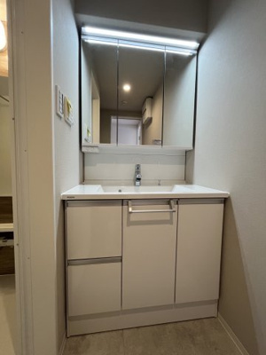 【独立洗面台】 | ろうきん鈴蘭台東コーポ | 洗面台も新調しておりキレイです。