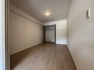 【収納】 | ろうきん鈴蘭台東コーポ | 大きなクローゼットがあるのでお部屋が広くお使いいただけます。