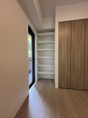【洋室】 | ろうきん鈴蘭台東コーポ | 収納棚は多用途にお使いいただけます。