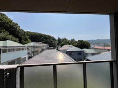 【バルコニー】 | ろうきん鈴蘭台東コーポ | 洗濯物を隠してくれます。