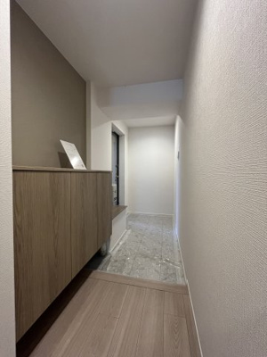 【玄関】 | ろうきん鈴蘭台東コーポ | シューズボックス付きでご家族の靴を収納できます。