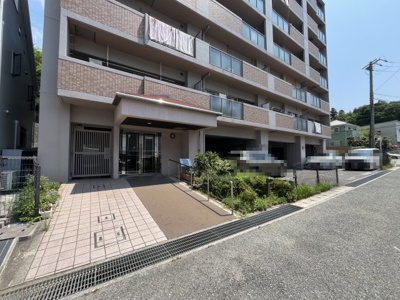 【外観】 | ろうきん鈴蘭台東コーポ | 前面道路との高低差がないので楽々です。
