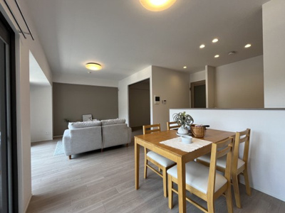 【居間・リビング】 | ろうきん鈴蘭台東コーポ | LDK約15.4帖　東南向きで陽当り・通風良好です。