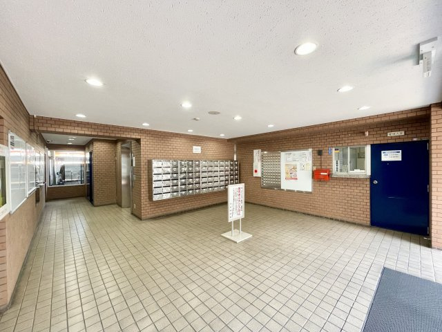 ハイマート弥刀のエントランス|集合ポストや管理室がまとまった共用スペース。きれいに管理されており、安心感のある印象です◎
