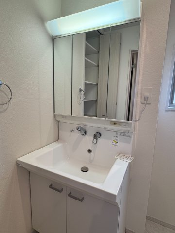 入間市東町4丁目中古戸建の独立洗面台|小物の収納に便利な鏡裏収納が付いた、使い勝手の良い洗面化粧台。