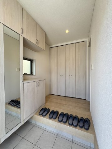 入間市東町4丁目中古戸建の玄関|靴をたっぷり収納できるシューズボックス付きで、すっきり保てる玄関です。