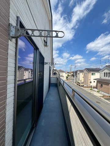 入間市東町4丁目中古戸建のバルコニー|陽当り良好で洗濯物もカラッと乾く、広々としたバルコニーです。