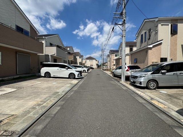 入間市東町4丁目中古戸建の前面道路含む現地写真|前面道路は交通量が少なく落ち着いており、小さなお子様がいても安心です。