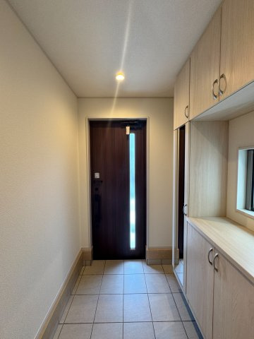 入間市東町4丁目中古戸建の玄関|ゆとりあるスペースを確保した玄関口で、毎日の出入りもスムーズに行えます。