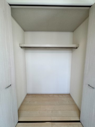 入間市東町4丁目中古戸建の収納|衣類や小物をきれいに整理整頓できる、使い勝手の良いクローゼット。