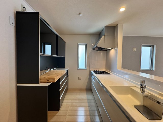 入間市東町4丁目中古戸建のキッチン|シンクまわりにゆとりがあり、毎日の料理が快適に楽しめるキッチンです。