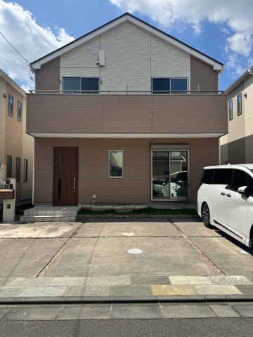 入間市東町4丁目中古戸建の駐車場|前面道路からの入出庫もスムーズな、ゆとりある駐車スペースを完備。