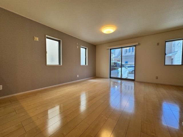 入間市東町4丁目中古戸建の居間・リビング|大きな窓から明るい光が差し込む、開放感あふれるすっきりとした間取りのリビングです。