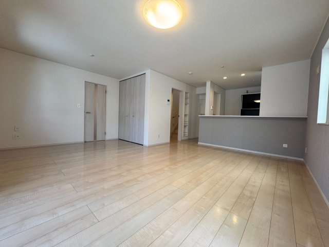 入間市東町4丁目中古戸建の居間・リビング|ご家族みんなでゆったりと寛げる、広々としたリビングスペース。